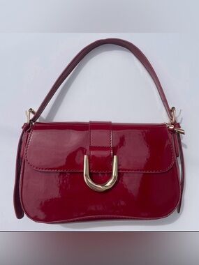 Red Patent Faux-Leather
Shoulder Bag / Crossbody, 3 straps included